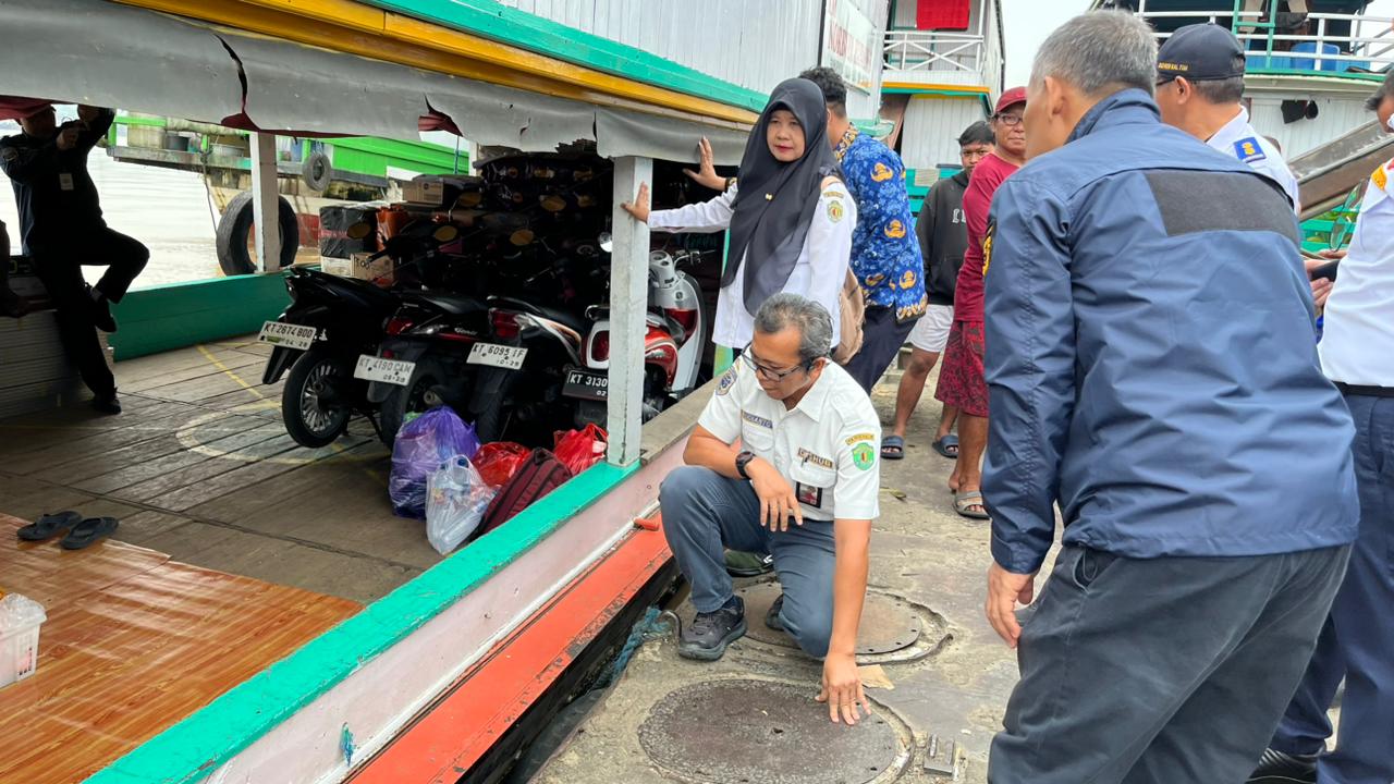Wujudkan Mudik Perairan yang Aman, Dishub Kaltim Laksanakan Ramp Check Kapal Sungai di Dermaga Sungai Kunjang