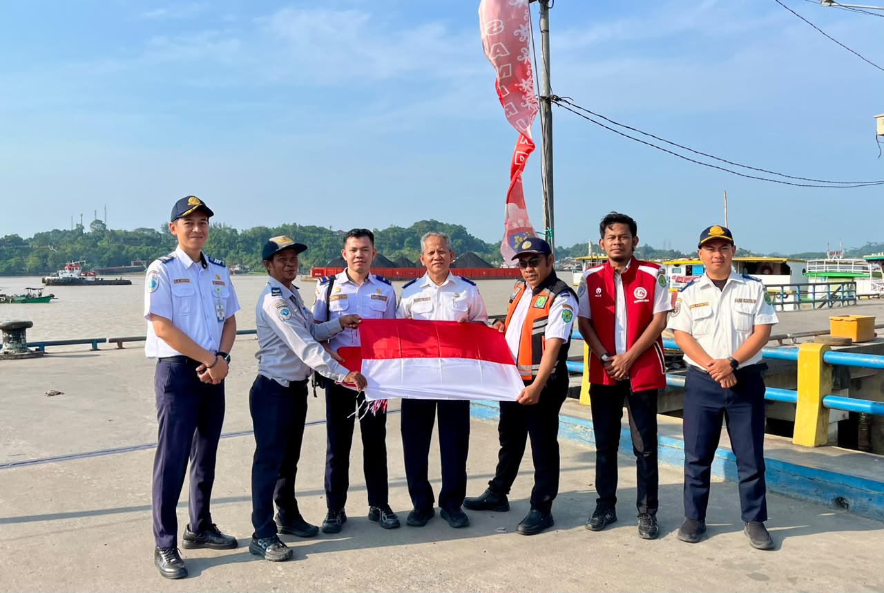 Petugas Dinas Perhubungan bersama unsur terkait di Dermaga Sungai Kunjang, Samarinda.