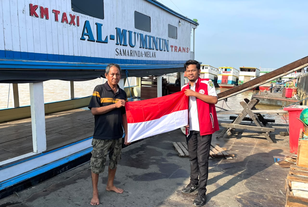 Bendera Merah Putih diserahkan kepada awak kapal di Dermaga Sungai Kunjang, Samarinda.