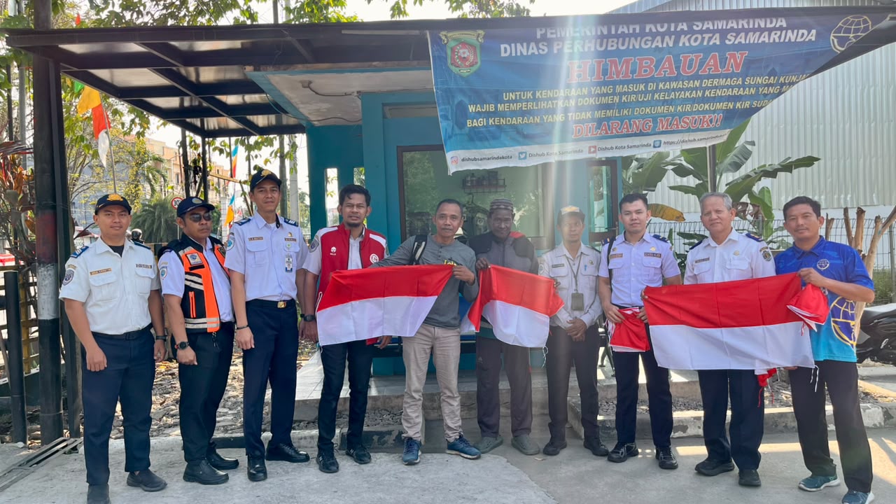 Sambut HUT Ke-81 RI, Dishub Kaltim Bagikan Bendera Merah Putih di Terminal dan Dermaga Sungai Kunjang