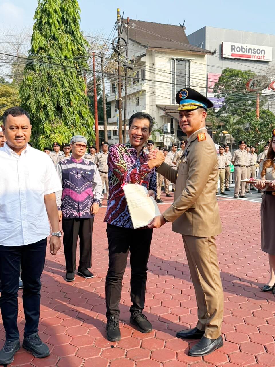 Kepala Dinas Perhubungan Provinsi Kalimantan Timur, Yusliando, menerima sertipikat tanah dari Kepala Kantor Wilayah BPN Provinsi Kalimantan Timur.