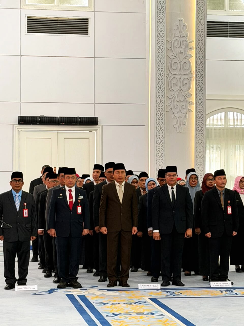 Jajaran Asisten Sekretariat Daerah dan Kepala Perangkat Daerah Provinsi Kalimantan Timur dalam barisan peserta Upacara Peringatan Hari Kesaktian Pancasila 2026.