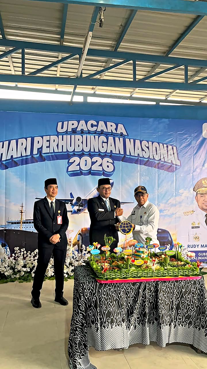 Wakil Gubernur Kalimantan Timur Seno Aji bersama Kepala Dinas Perhubungan Provinsi Kalimantan Timur Yusliando dan Kepala KSOP Kelas I Samarinda Mursidi pada prosesi pemotongan tumpeng peringatan Hari Perhubungan Nasional 2026.