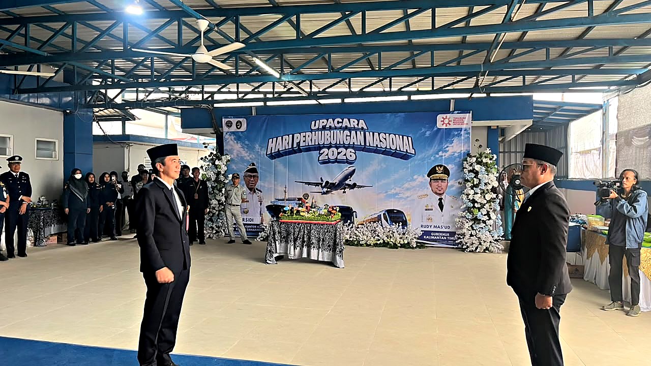 Suasana di area upacara Hari Perhubungan Nasional 2026, KSOP Kelas I Samarinda.
