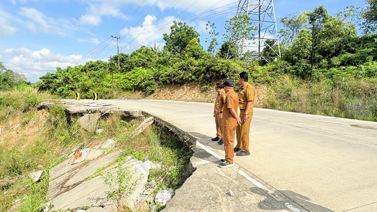 Tim Dishub Kaltim Cek Titik Longsor di Ruas Jalan Dondang