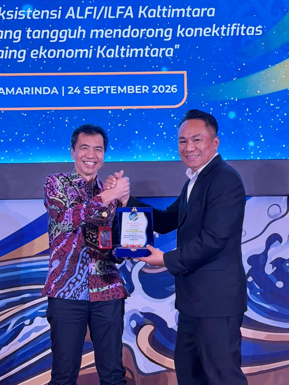 Penyerahan cendera mata dari DPW ALFI/ILFA Kaltimtara kepada Kepala Dinas Perhubungan Provinsi Kalimantan Timur, Yusliando.