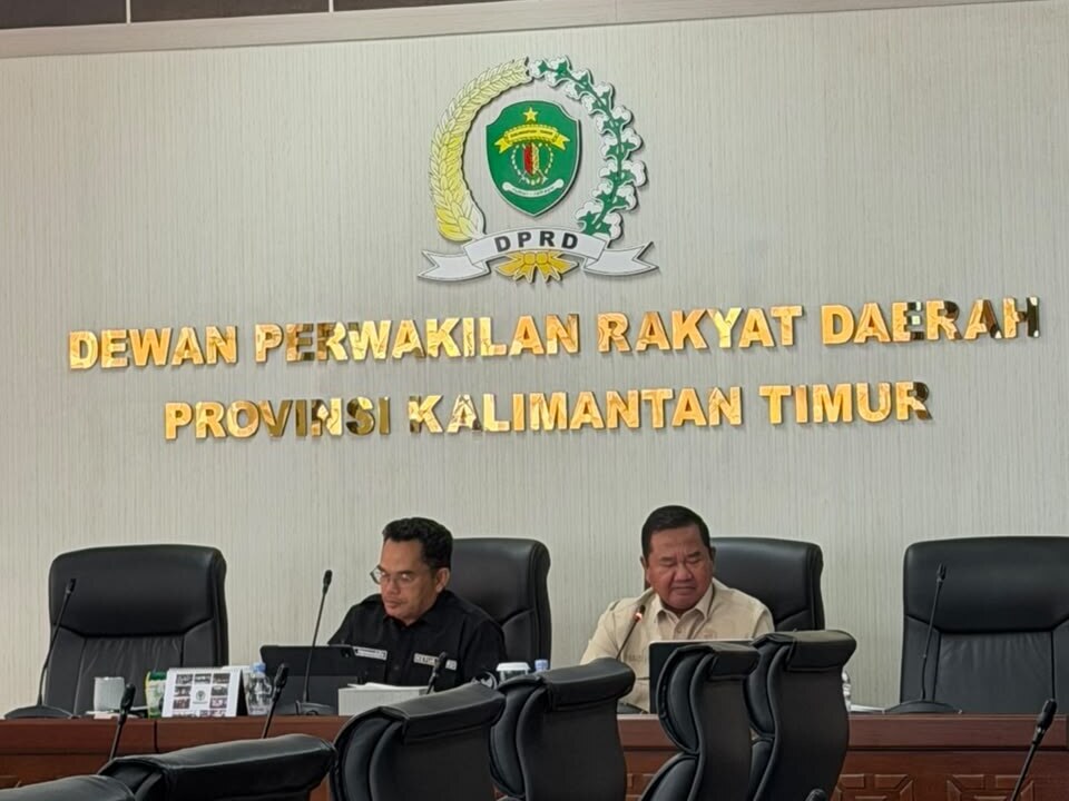 Pimpinan rapat memandu jalannya Rapat Dengar Pendapat Komisi II dan Komisi III DPRD Provinsi Kalimantan Timur.