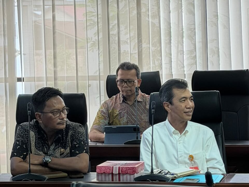 Peserta menyimak pembahasan dalam Rapat Dengar Pendapat di DPRD Provinsi Kalimantan Timur.