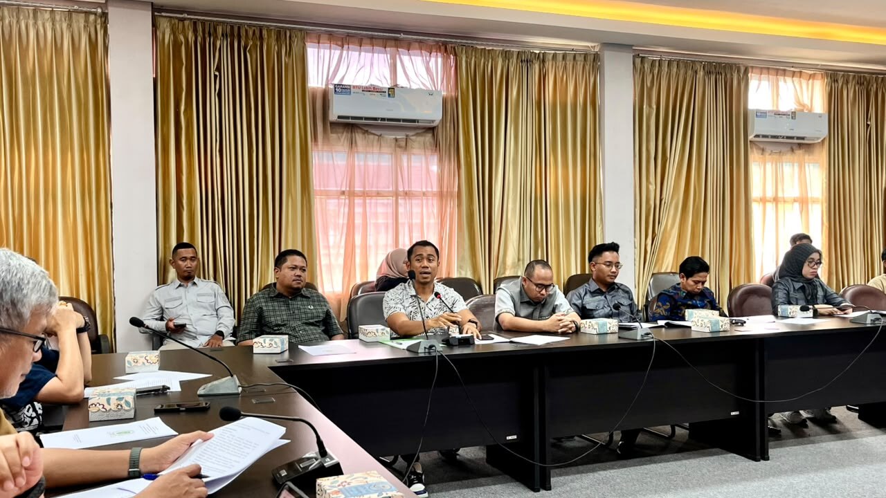 Anggota Pansus DPRD Kutai Kartanegara menyampaikan pandangan dalam pembahasan Raperda Penyelenggaraan Urusan Perhubungan.