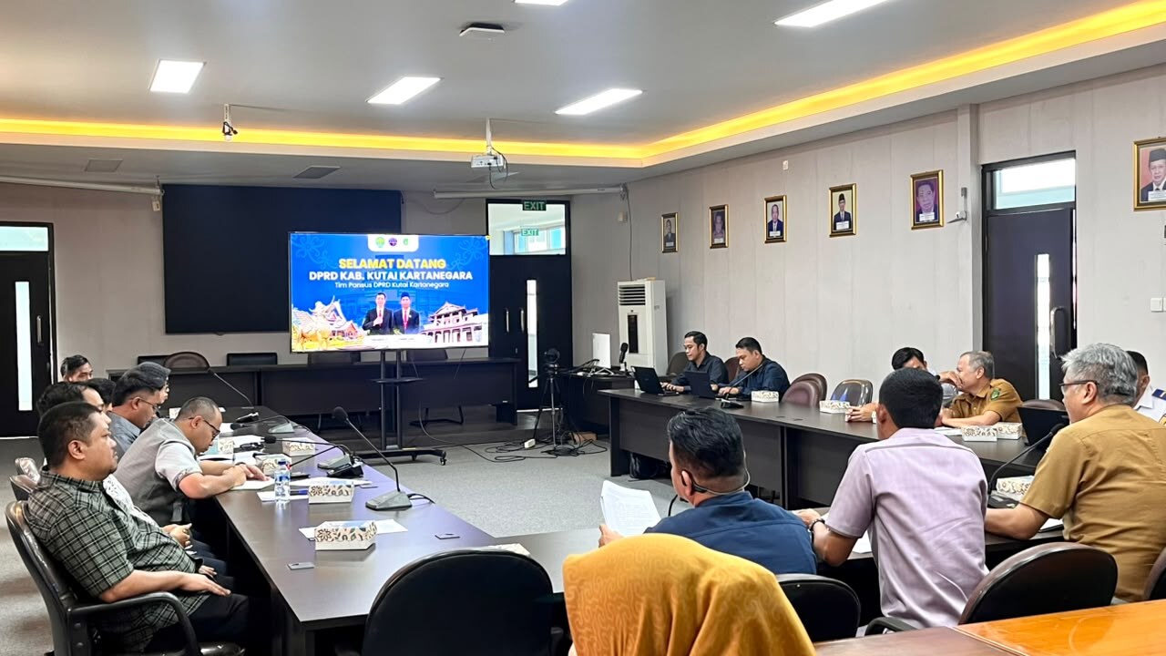 Pertemuan Tim Pansus DPRD Kutai Kartanegara dengan jajaran Dishub Kaltim dalam kunjungan terkait Raperda urusan perhubungan.