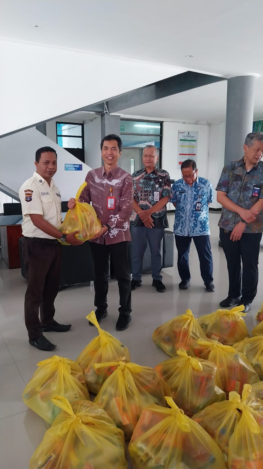 Wujud Kepedulian Jelang Idulfitri, Kadishub Kaltim Serahkan Paket Lebaran bagi Tenaga Keamanan dan Kebersihan