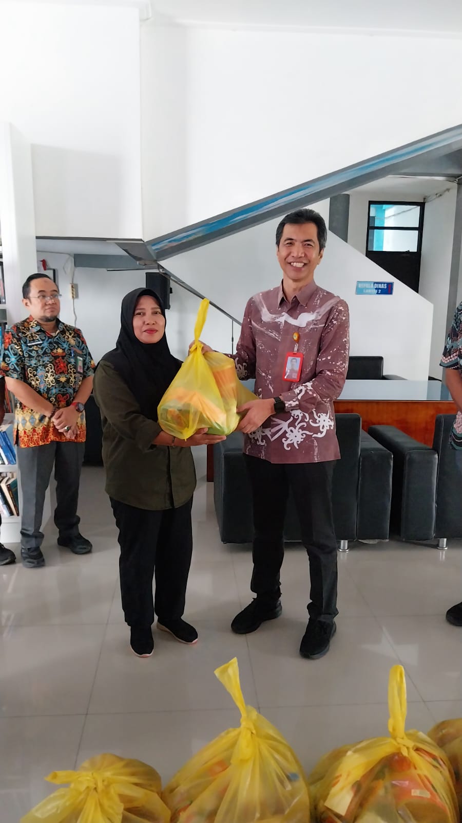 Wujud Kepedulian Jelang Idulfitri, Kadishub Kaltim Serahkan Paket Lebaran bagi Tenaga Keamanan dan Kebersihan — foto 2