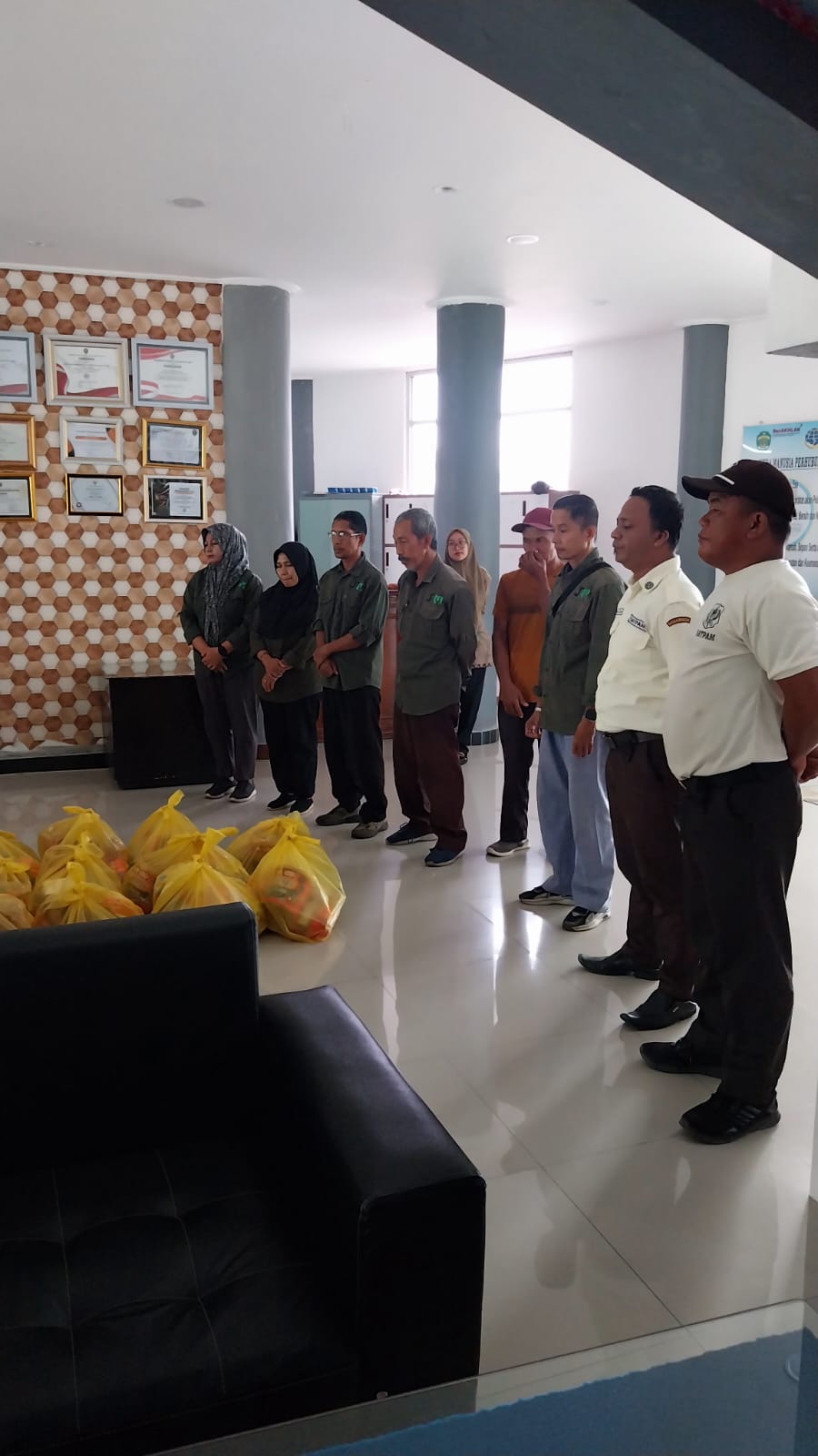 Wujud Kepedulian Jelang Idulfitri, Kadishub Kaltim Serahkan Paket Lebaran bagi Tenaga Keamanan dan Kebersihan — foto 3