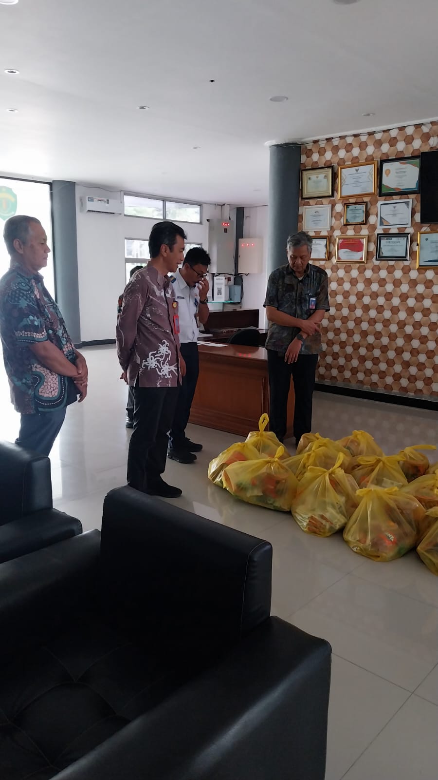 Wujud Kepedulian Jelang Idulfitri, Kadishub Kaltim Serahkan Paket Lebaran bagi Tenaga Keamanan dan Kebersihan — foto 4