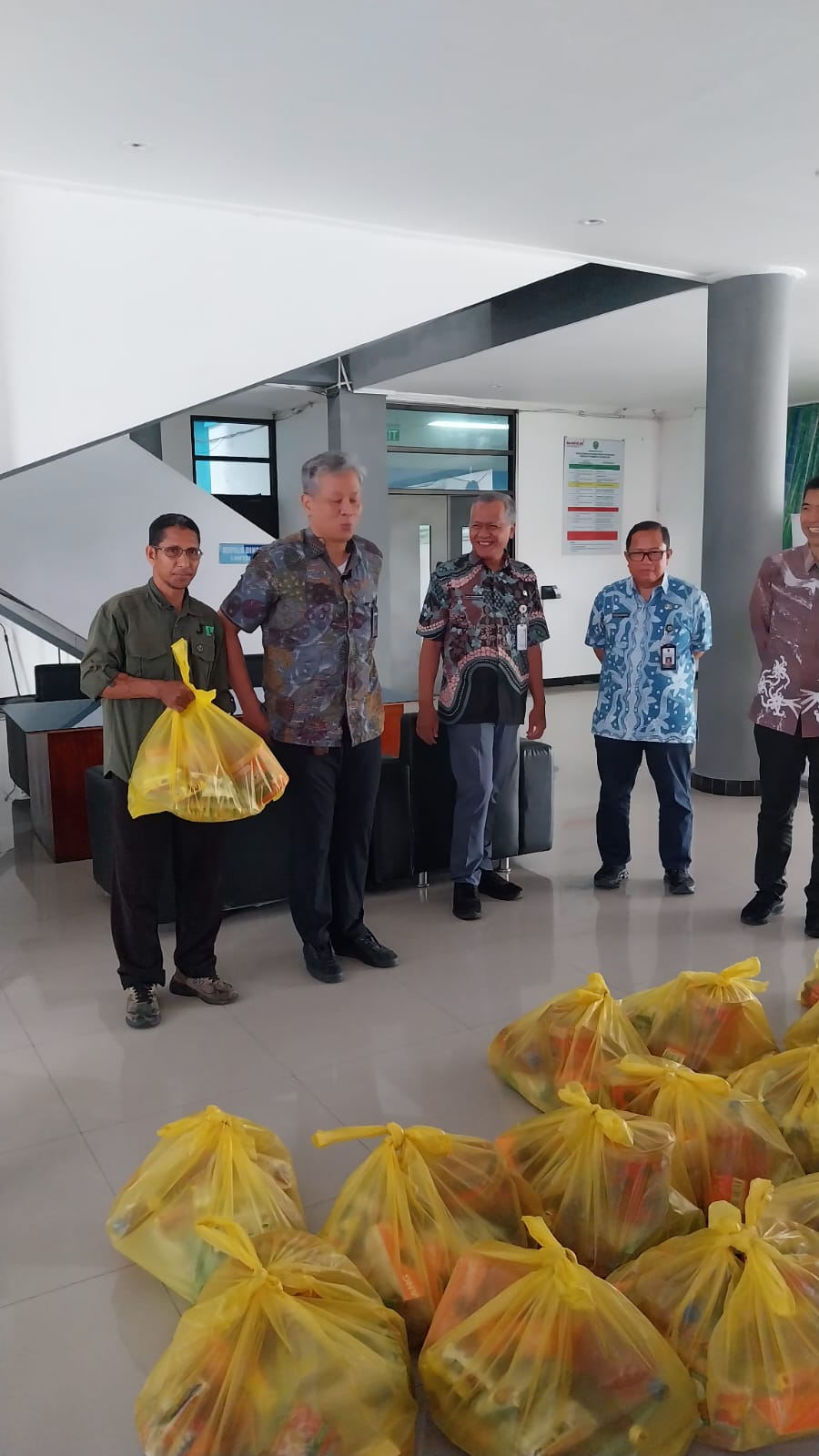 Wujud Kepedulian Jelang Idulfitri, Kadishub Kaltim Serahkan Paket Lebaran bagi Tenaga Keamanan dan Kebersihan — foto 5