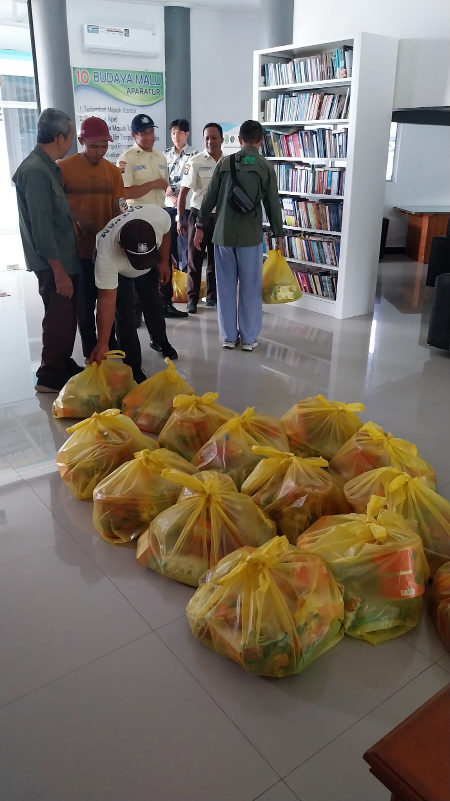 Wujud Kepedulian Jelang Idulfitri, Kadishub Kaltim Serahkan Paket Lebaran bagi Tenaga Keamanan dan Kebersihan — foto 6
