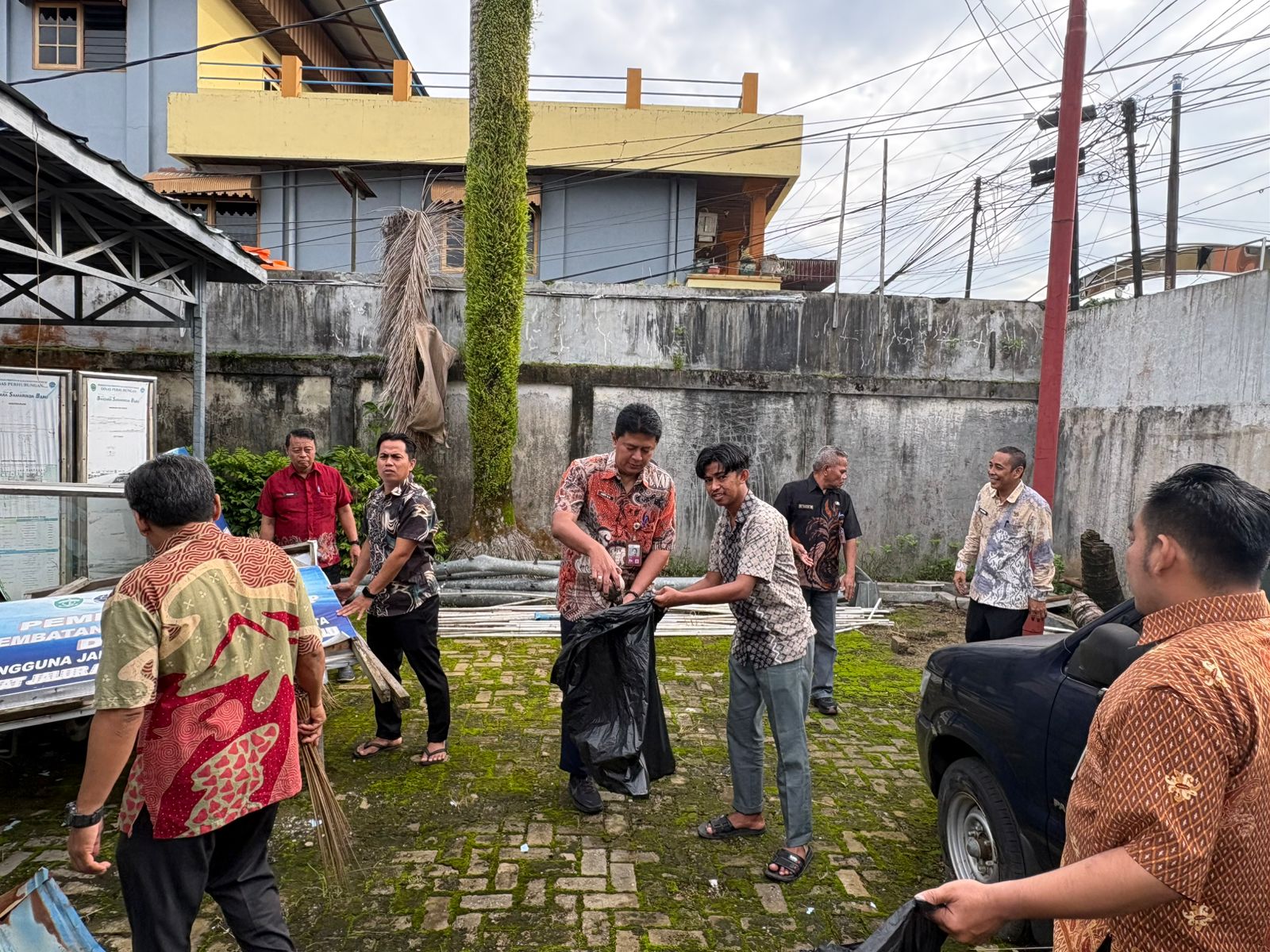 Kegiatan Korve Aksi Bersih Sampah Dishub Kaltim dalam Gerakan Indonesia ASRI — foto 4