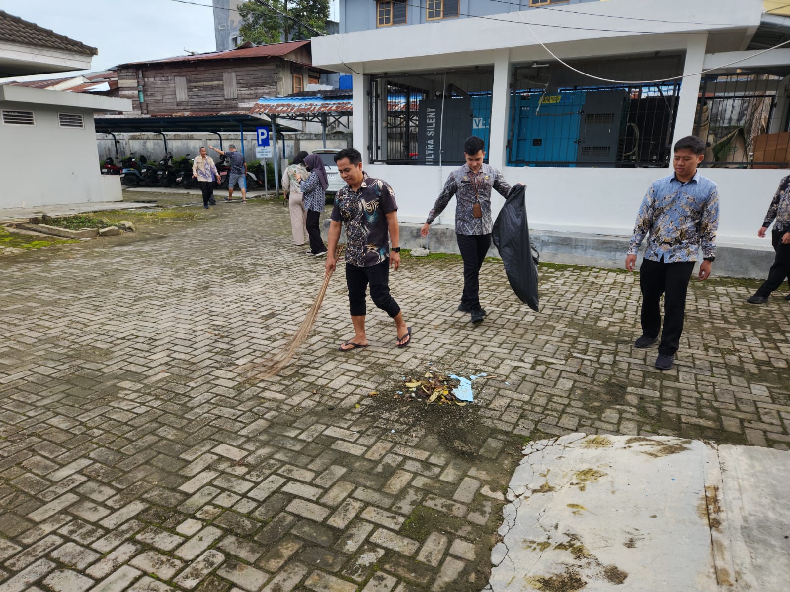 Kegiatan Korve Aksi Bersih Sampah Dishub Kaltim dalam Gerakan Indonesia ASRI — foto 6