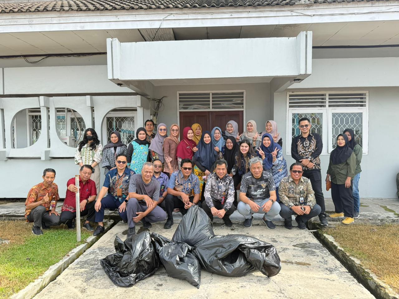 Kegiatan Korve Aksi Bersih Sampah Dishub Kaltim dalam Gerakan Indonesia ASRI — foto 2