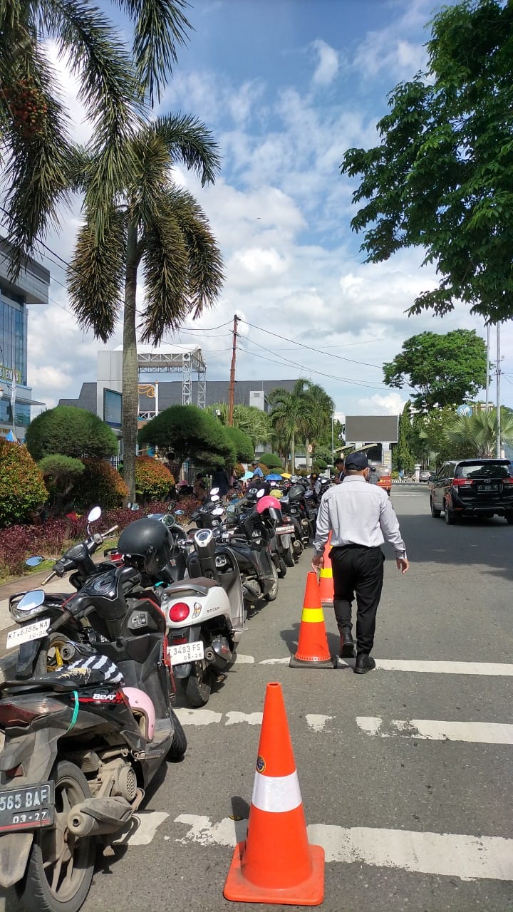 Kegiatan Rekayasa Lalu Lintas Pada Kegiatan Bagi Ta’jil  di Halaman Kantor Gubernur Kalimantan Timur. — foto 15