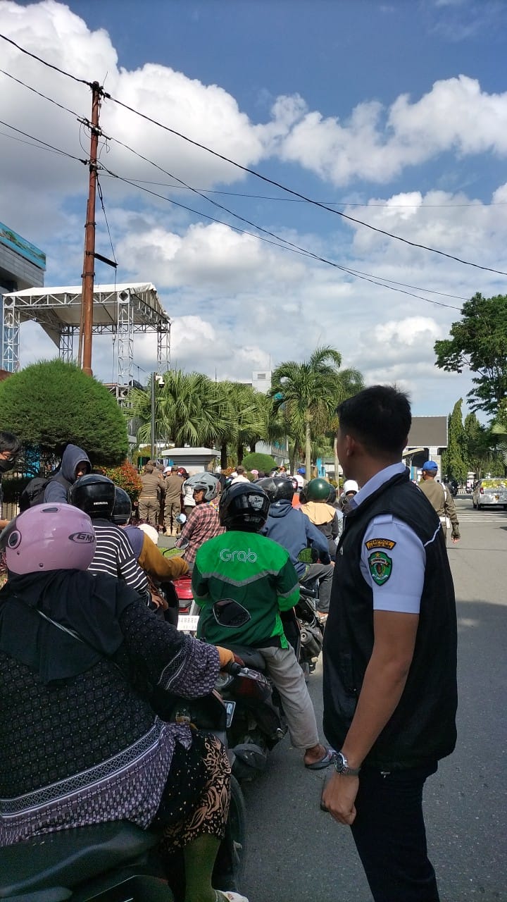Kegiatan Rekayasa Lalu Lintas Pada Kegiatan Bagi Ta’jil  di Halaman Kantor Gubernur Kalimantan Timur. — foto 14