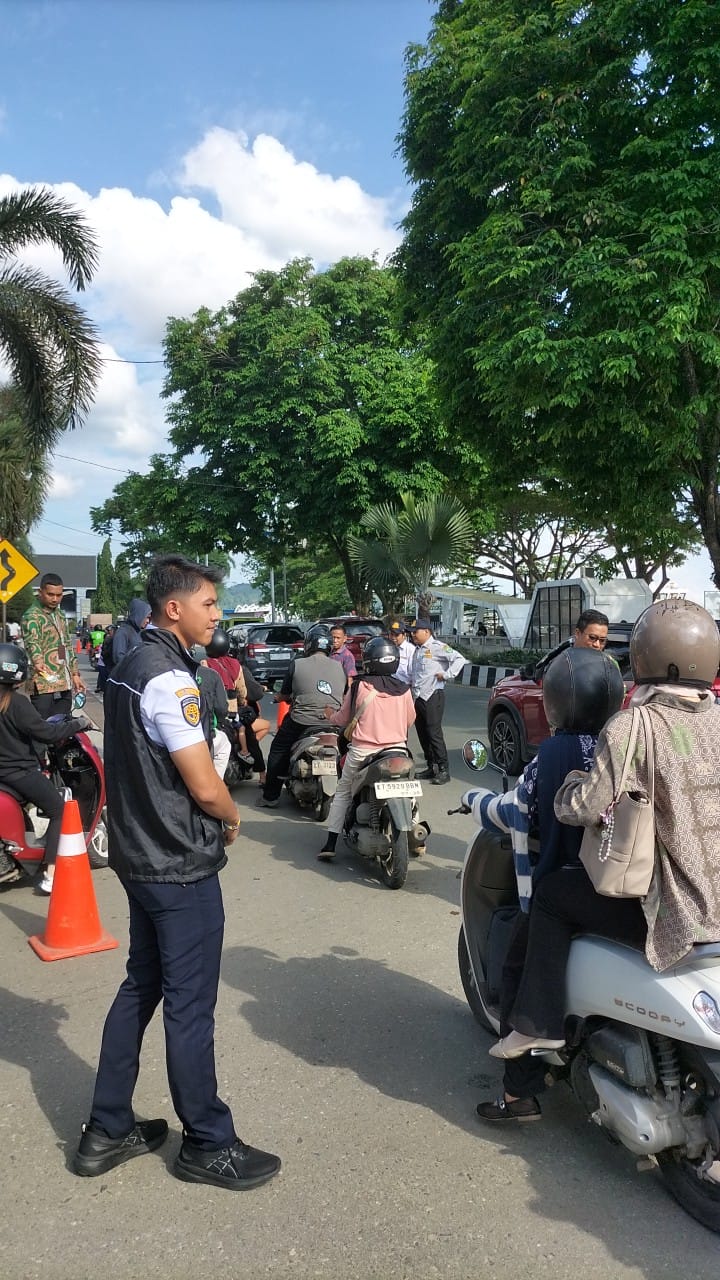 Kegiatan Rekayasa Lalu Lintas Pada Kegiatan Bagi Ta’jil  di Halaman Kantor Gubernur Kalimantan Timur. — foto 13