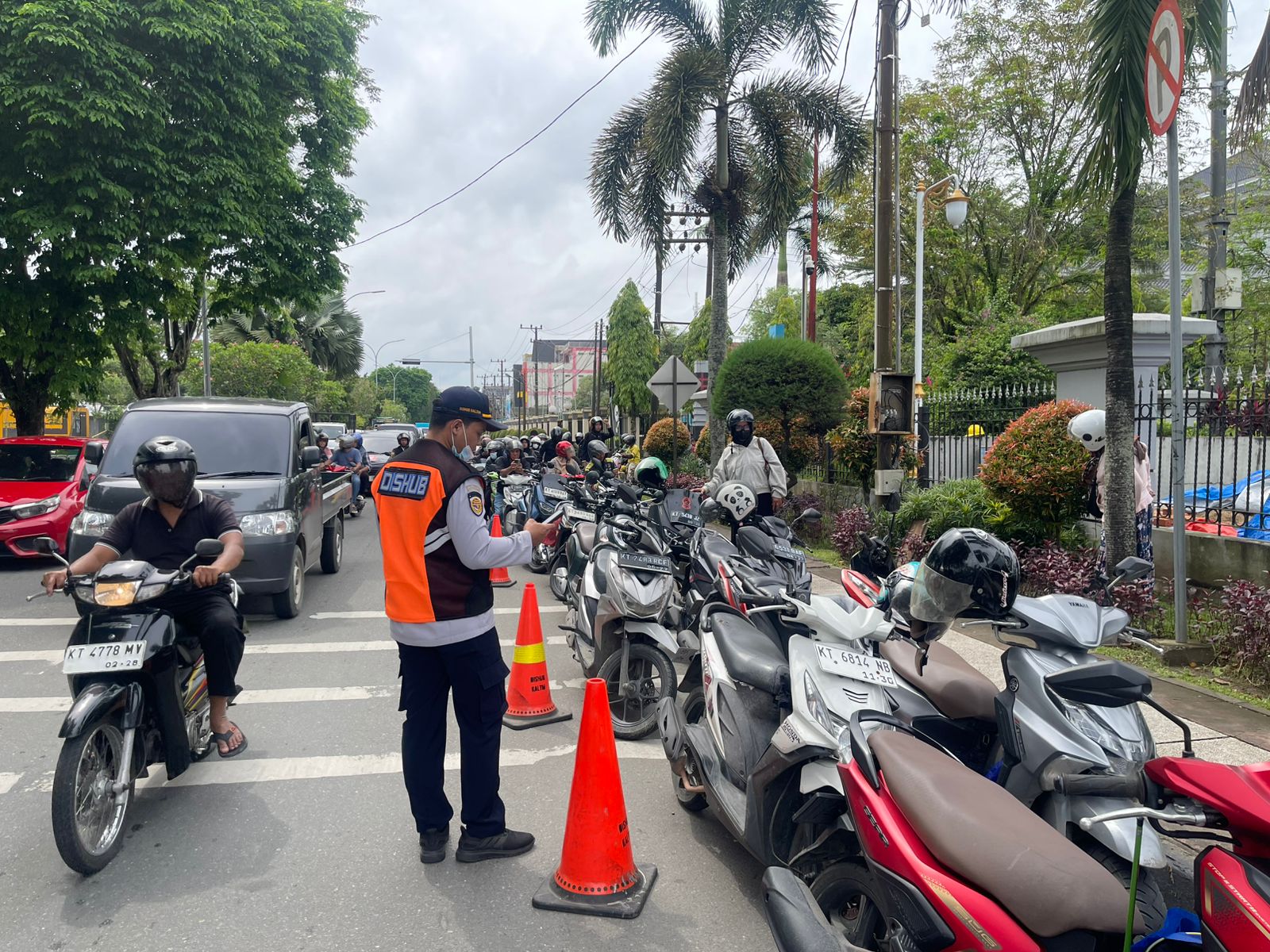 Kegiatan Rekayasa Lalu Lintas Pada Kegiatan Bagi Ta’jil  di Halaman Kantor Gubernur Kalimantan Timur. — foto 12
