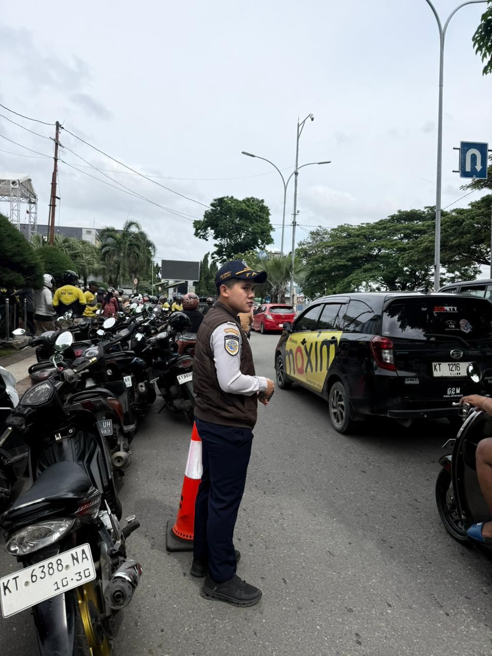 Kegiatan Rekayasa Lalu Lintas Pada Kegiatan Bagi Ta’jil  di Halaman Kantor Gubernur Kalimantan Timur. — foto 11