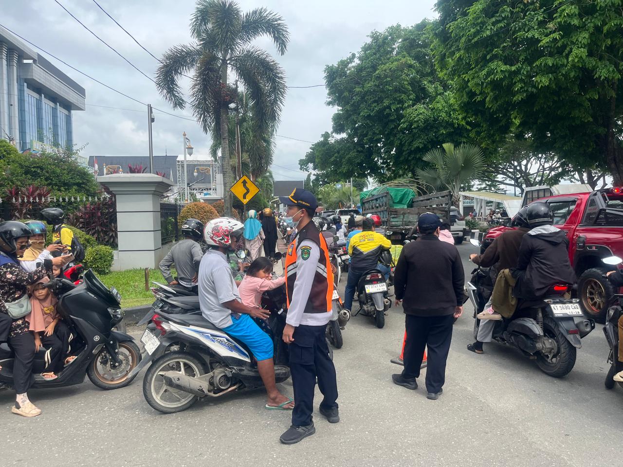 Kegiatan Rekayasa Lalu Lintas Pada Kegiatan Bagi Ta’jil  di Halaman Kantor Gubernur Kalimantan Timur. — foto 10