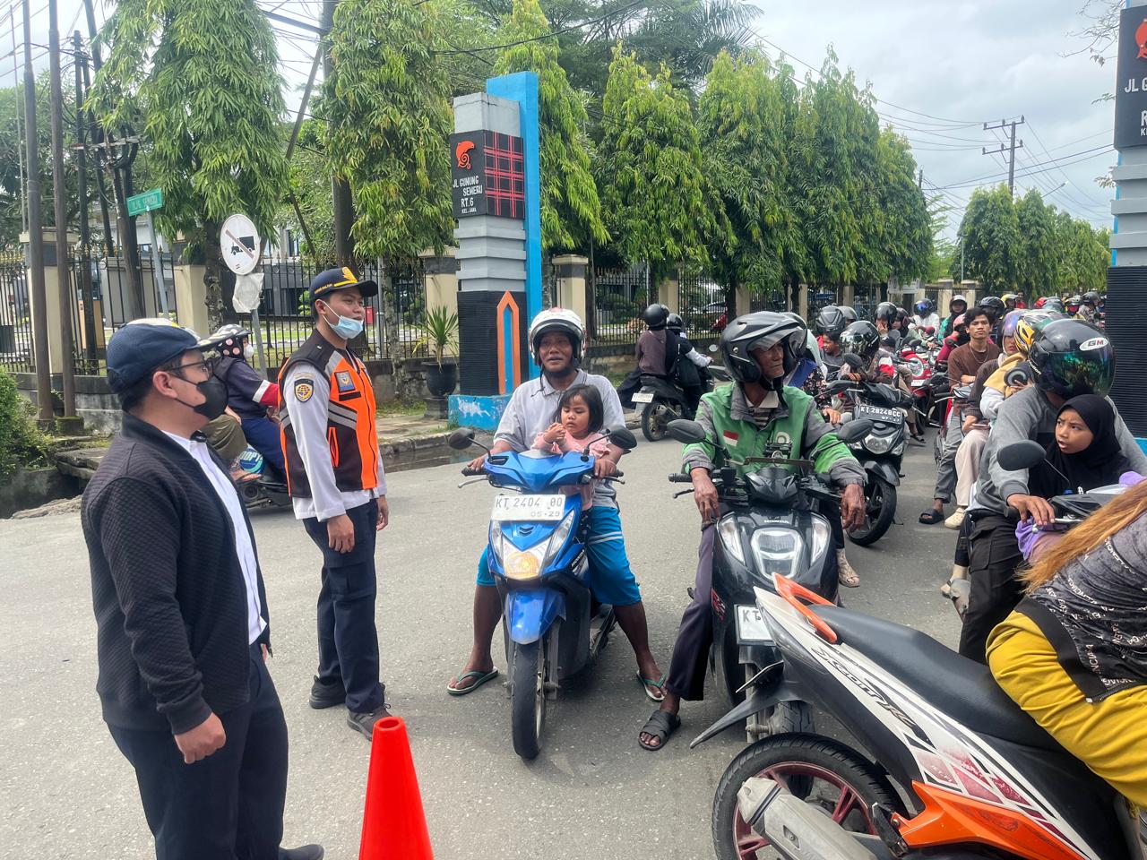 Kegiatan Rekayasa Lalu Lintas Pada Kegiatan Bagi Ta’jil  di Halaman Kantor Gubernur Kalimantan Timur. — foto 9