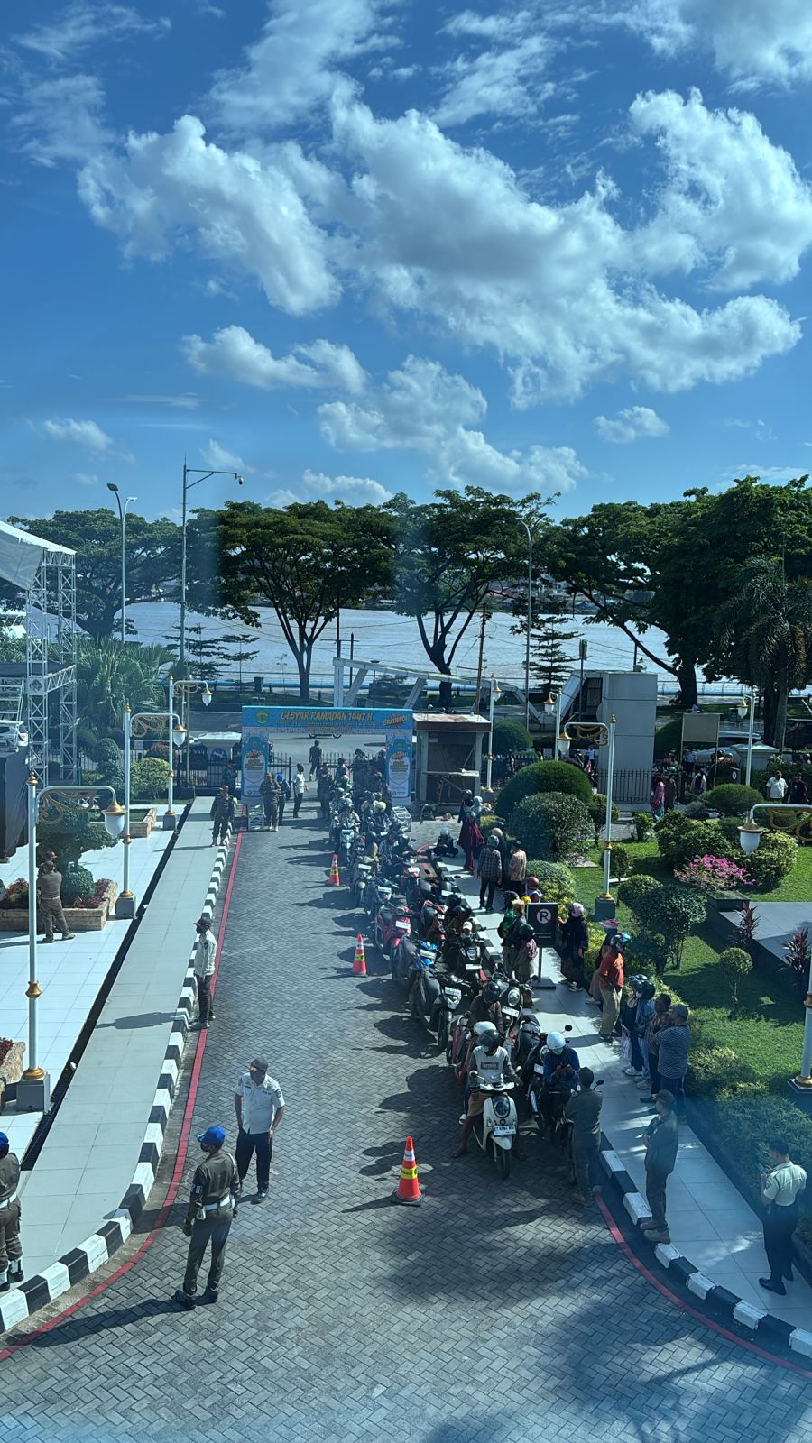 Kegiatan Rekayasa Lalu Lintas Pada Kegiatan Bagi Ta’jil  di Halaman Kantor Gubernur Kalimantan Timur. — foto 8
