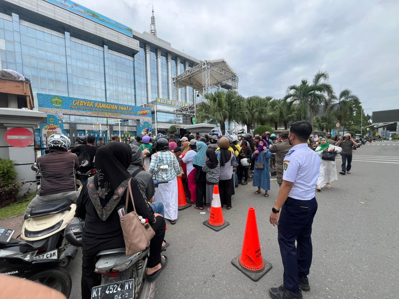 Kegiatan Rekayasa Lalu Lintas Pada Kegiatan Bagi Ta’jil  di Halaman Kantor Gubernur Kalimantan Timur. — foto 7