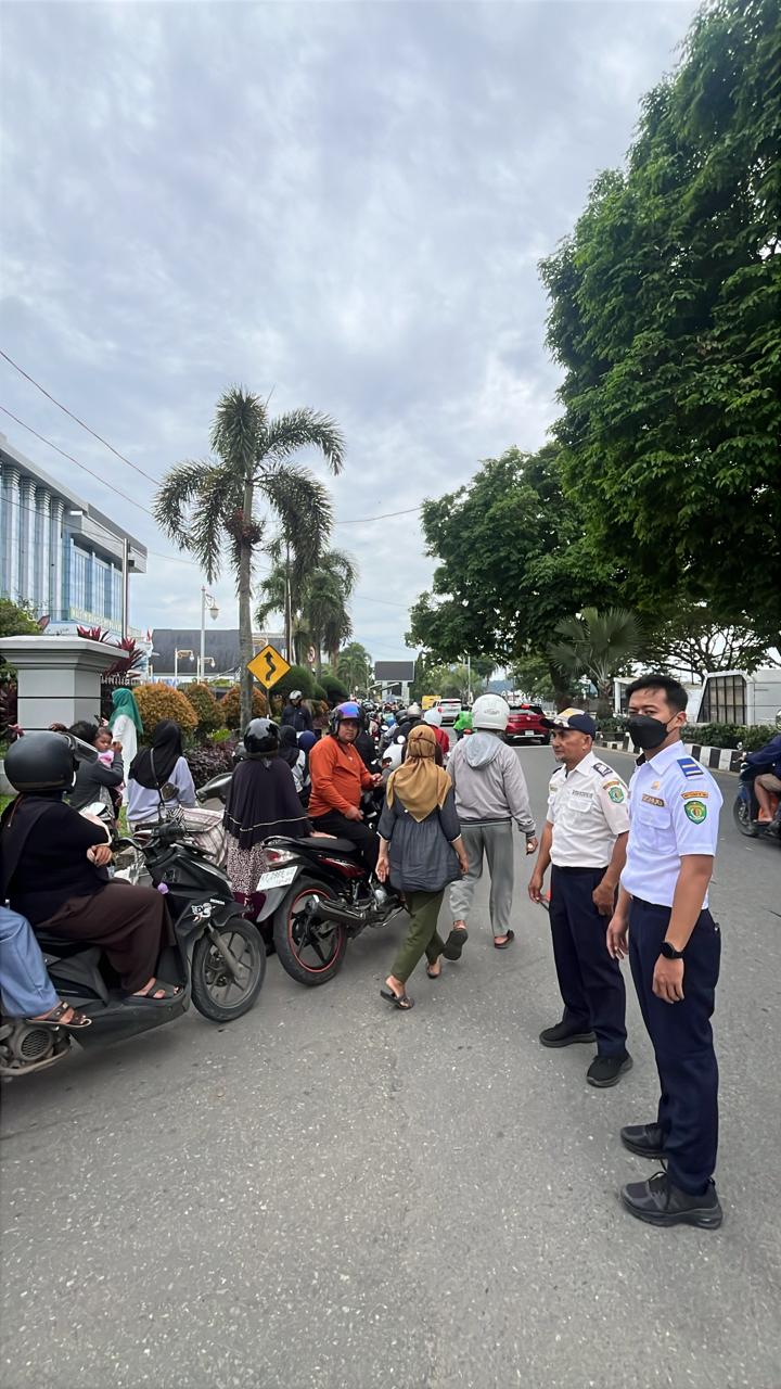 Kegiatan Rekayasa Lalu Lintas Pada Kegiatan Bagi Ta’jil  di Halaman Kantor Gubernur Kalimantan Timur. — foto 6