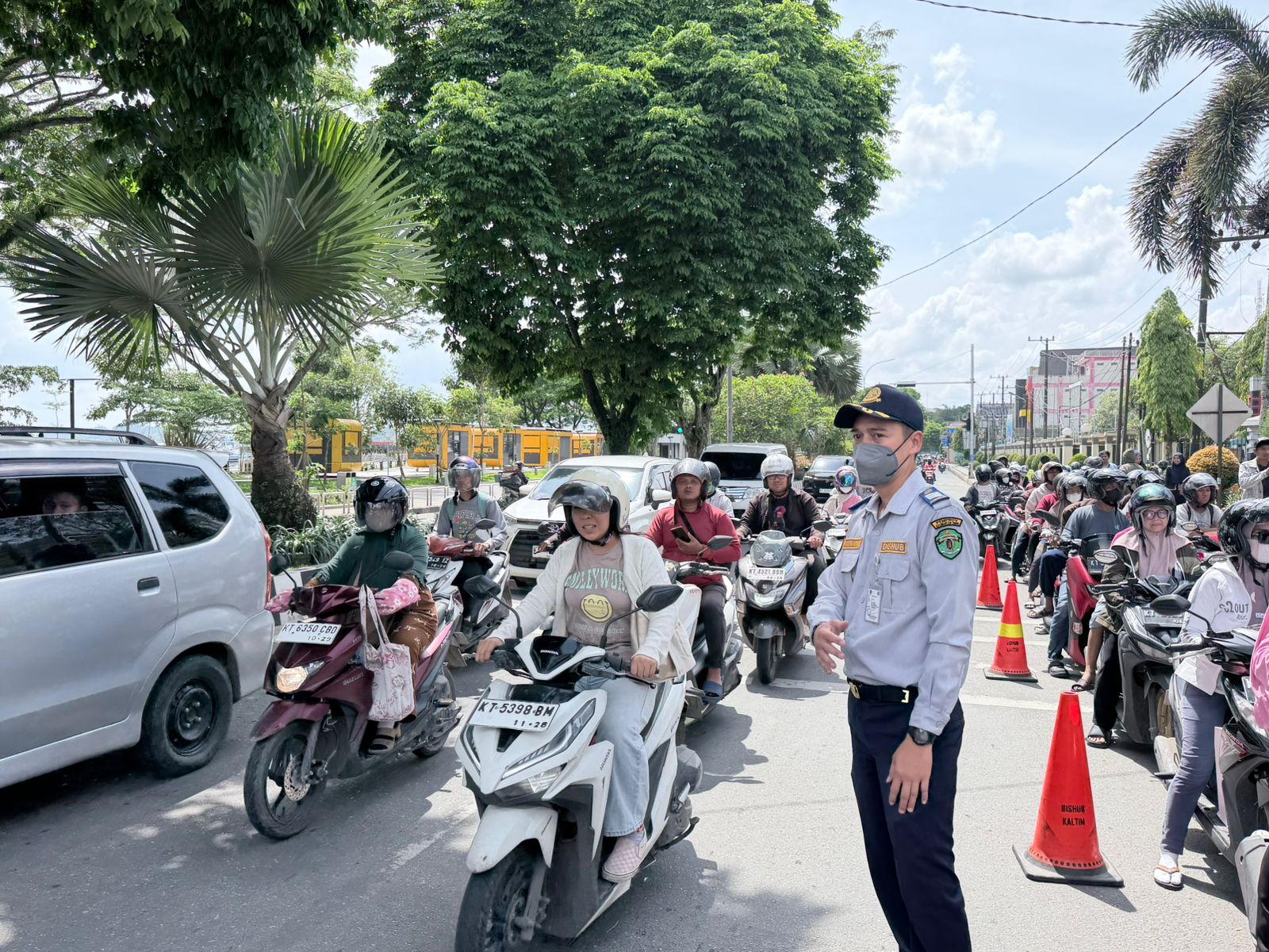 Kegiatan Rekayasa Lalu Lintas Pada Kegiatan Bagi Ta’jil  di Halaman Kantor Gubernur Kalimantan Timur. — foto 5