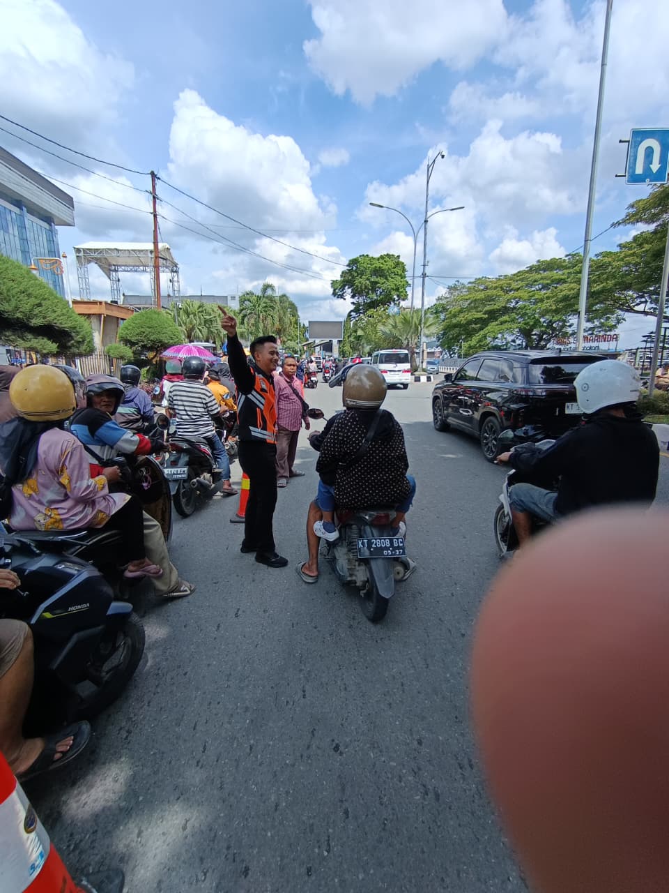 Kegiatan Rekayasa Lalu Lintas Pada Kegiatan Bagi Ta’jil  di Halaman Kantor Gubernur Kalimantan Timur. — foto 4