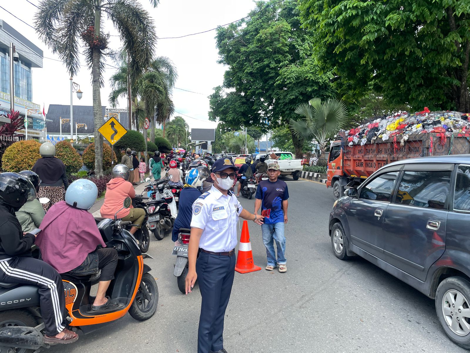Kegiatan Rekayasa Lalu Lintas Pada Kegiatan Bagi Ta’jil  di Halaman Kantor Gubernur Kalimantan Timur. — foto 3
