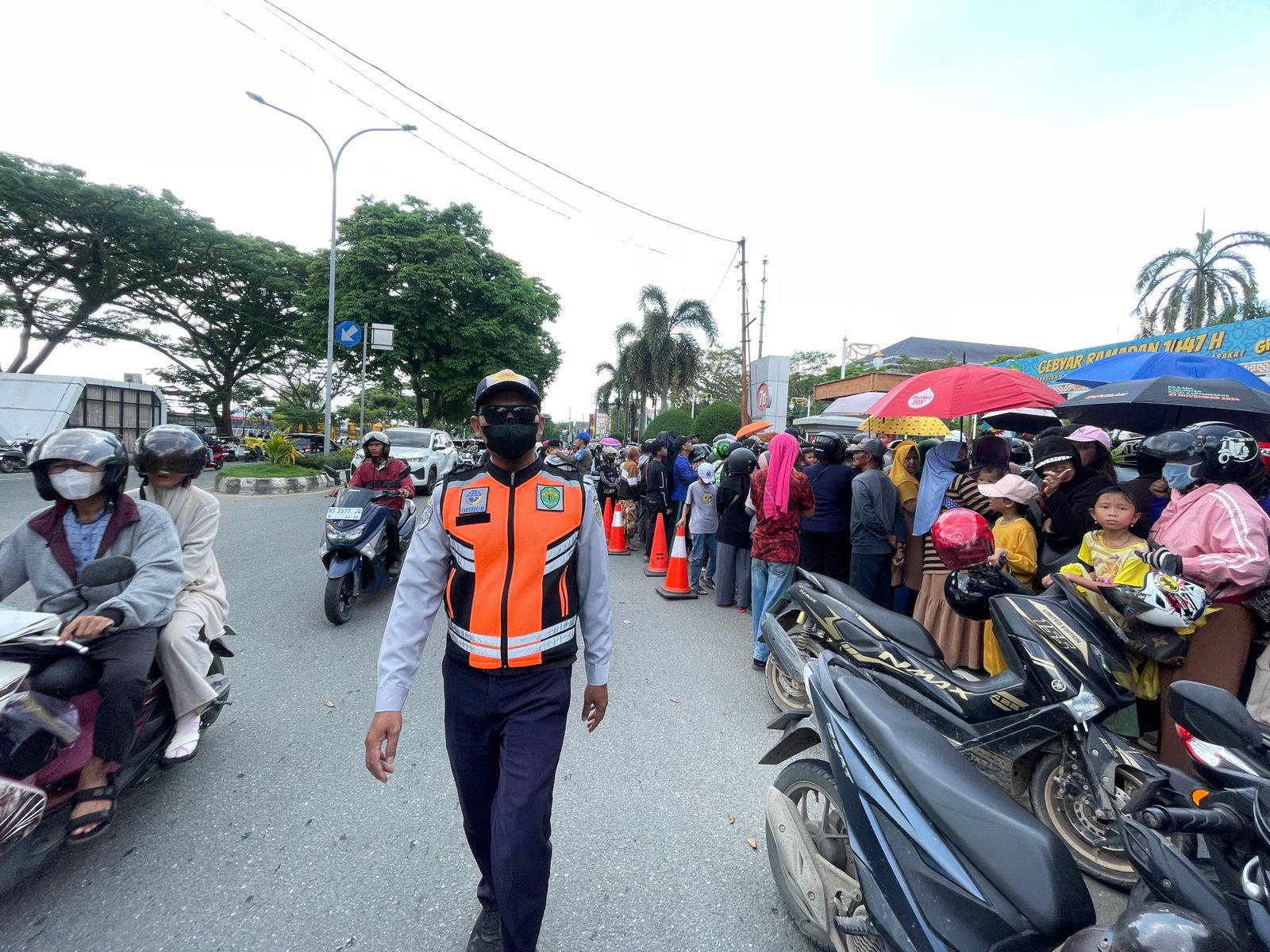 Kegiatan Rekayasa Lalu Lintas Pada Kegiatan Bagi Ta’jil  di Halaman Kantor Gubernur Kalimantan Timur. — foto 2